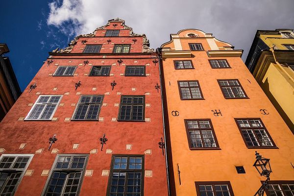 Bibikow, Walter 아티스트의 Sweden-Stockholm-Gamla Stan-Old Town-buildings of the Stortorget Square작품입니다.